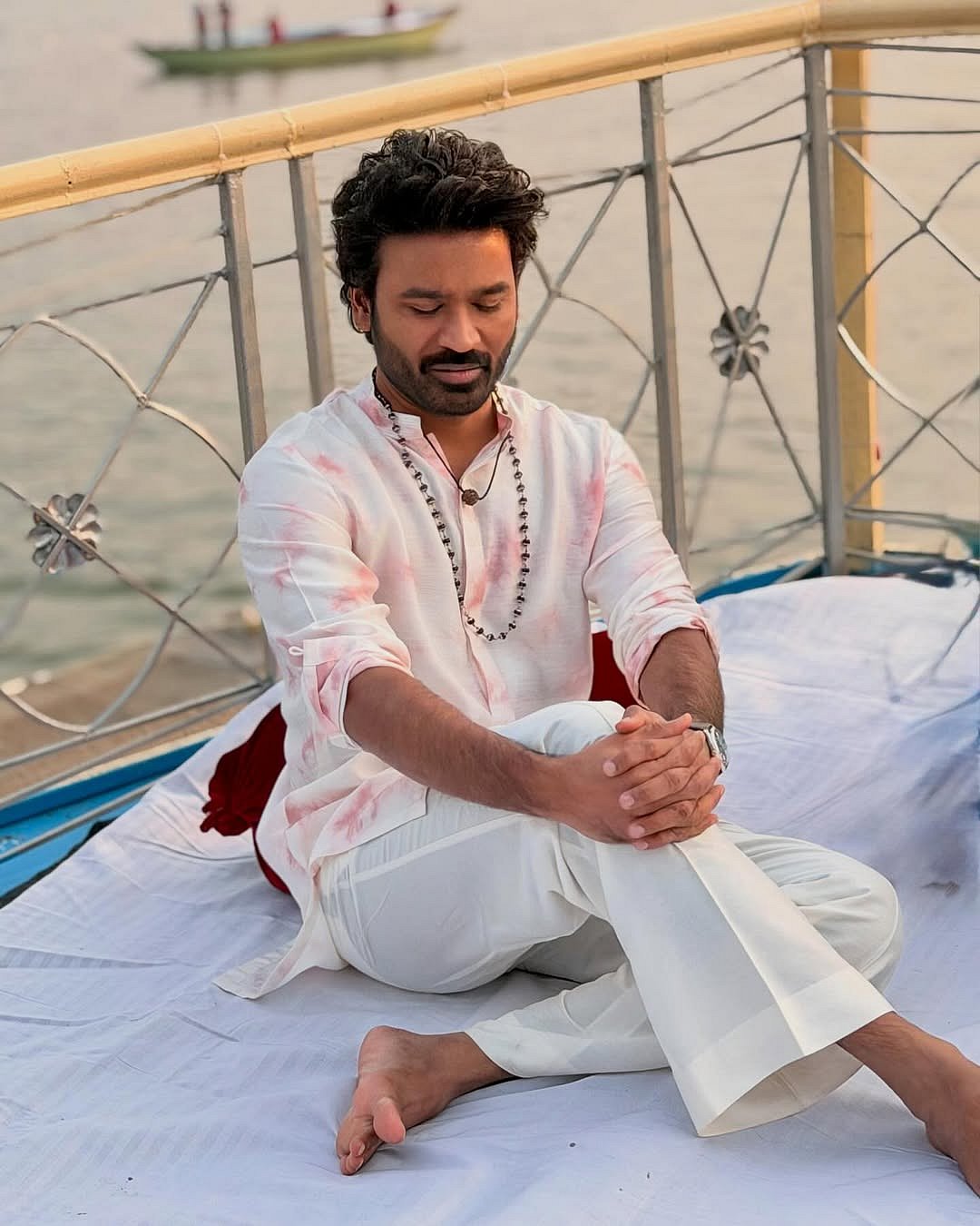 Dhanush: வாரணாசியில் இயக்குநர் ஆனந்த் எல்.ராய், நடிகை கிருத்தி சனான் உடன் நடிகர் தனுஷ்|Photo Album
