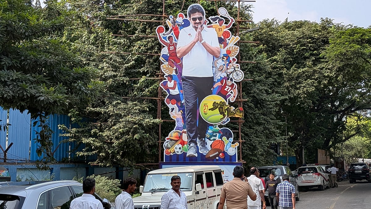 உதயநிதி கட் அவுட்களும் பேனர்களும்