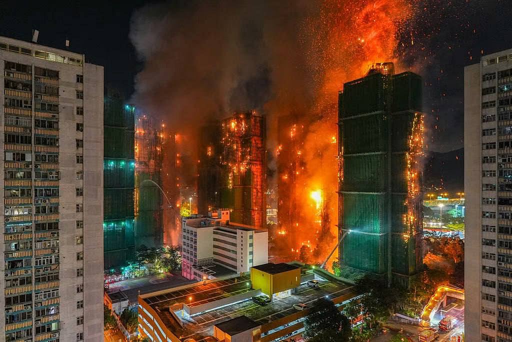 Hong Kong: 32 மாடிகள் கொண்ட 8 கட்டிடங்கள்: ஒரே நேரத்தில் தீ பற்றிய சோகம்; 44 பேர் பலி!