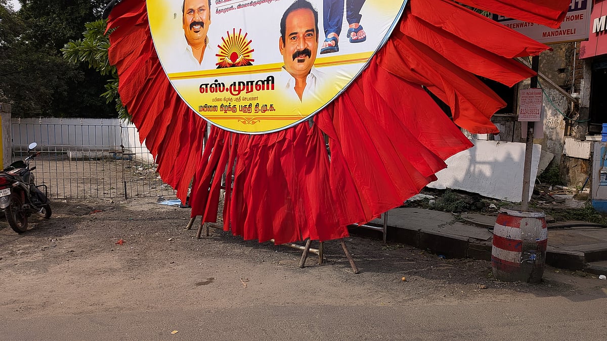 அபாயமாக நிற்கும் அலங்கார பதாகைகள்