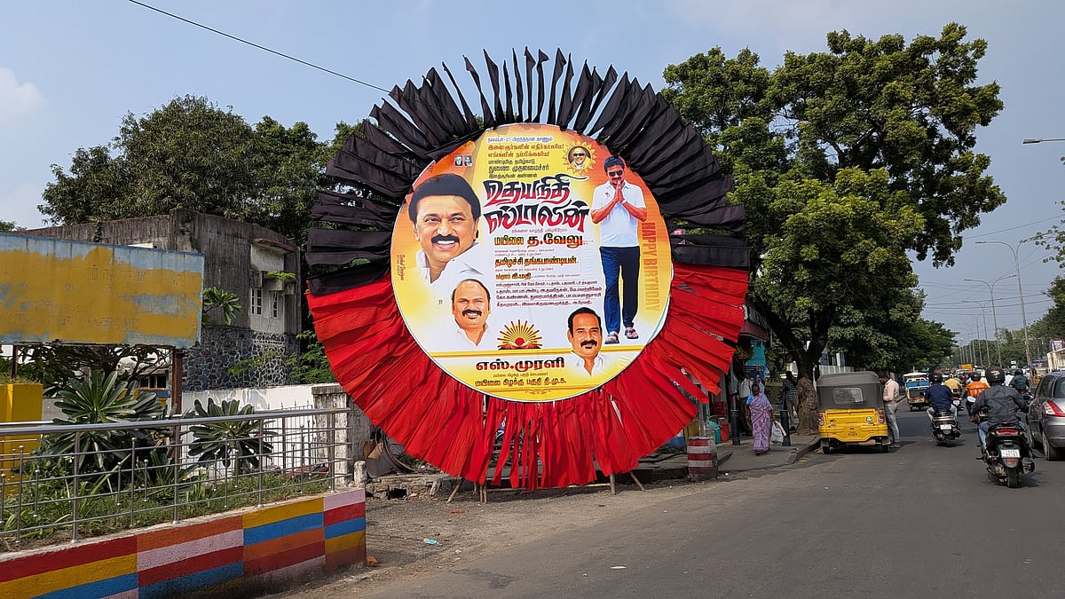 அபாயமாக நிற்கும் அலங்கார பதாகைகள்