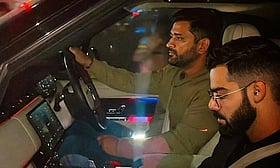 Dhoni: இந்திய வீரர்களுக்கு தன் வீட்டில் விருந்தளித்த தோனி - இணையத்தில் வைரலாகும் வீடியோ!