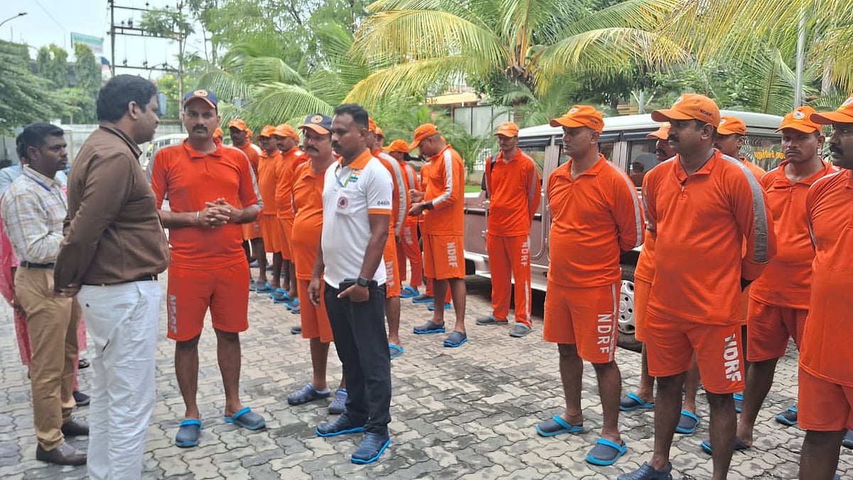 பேரிடம் மீட்புக் குழுவுடன் ஆட்சியர் குலோத்துங்கன்