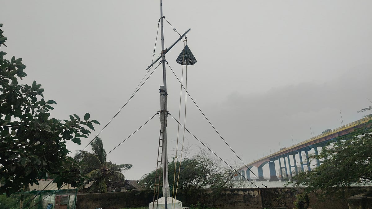 4-ம் எண் புயல் எச்சரிக்கை கூண்டு