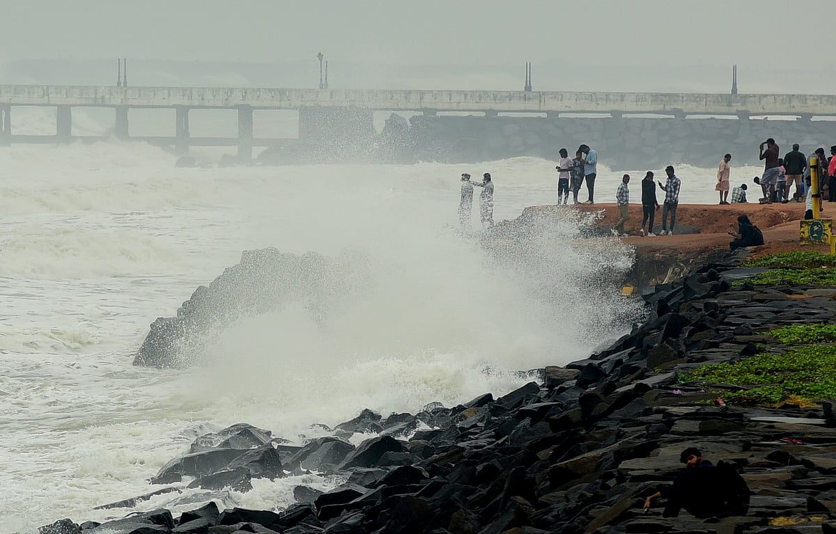 புதுச்சேரி கடலில் எழும் ஆக்ரோஷமான அலைகள்