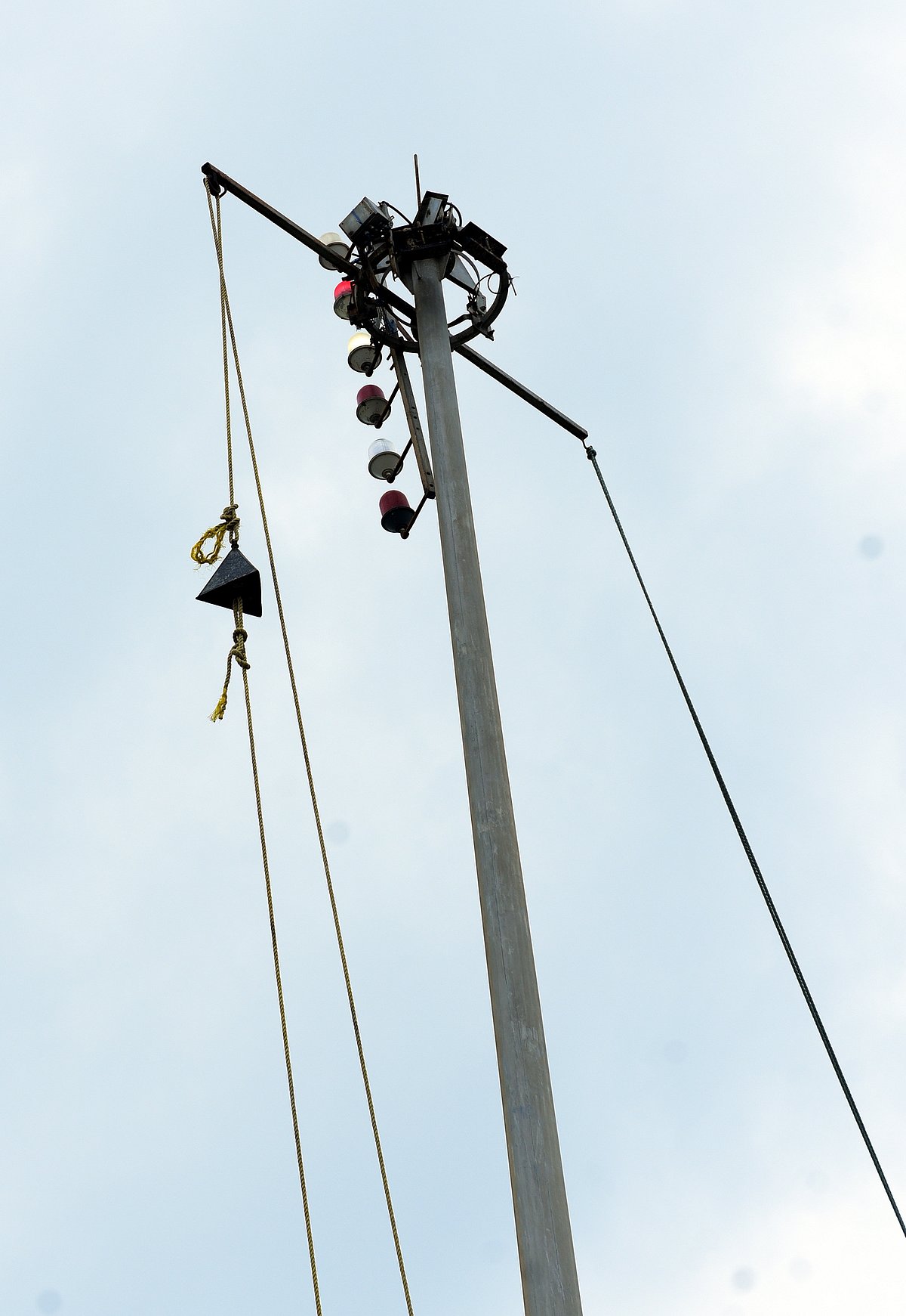 புதுச்சேரி 4 ம் புயல் எச்சரிக்கை கூண்டு ஏற்றப்பட்டள்ளது