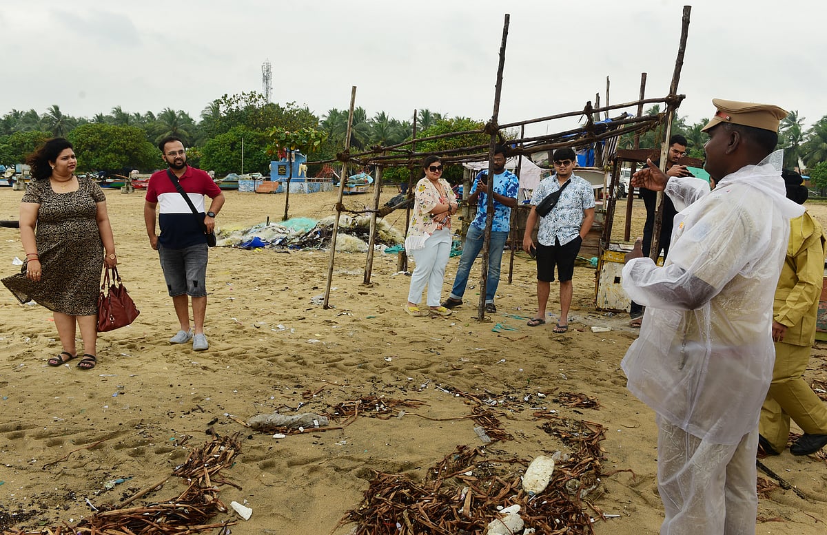 சுற்றுலாப்பயணிகளை கடற்கரை பகுதியிலிருந்து திருப்பி அனுப்பும் போலிசார்