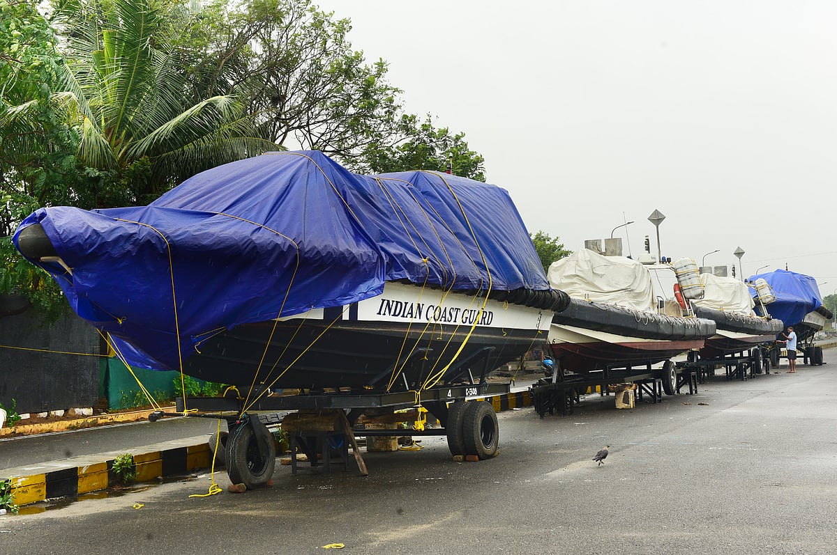  கடலோர பாதுகாப்பு படை படகுகள் பாதுகாப்பாக கரையில் நிறுத்தி வைக்கப்பட்டள்ளன
