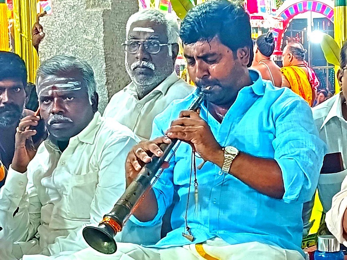 ஆதி கும்பேஸ்வரர் கோயிலில் கல் நாதஸ்வரம் இசைத்த தமிழரசன்