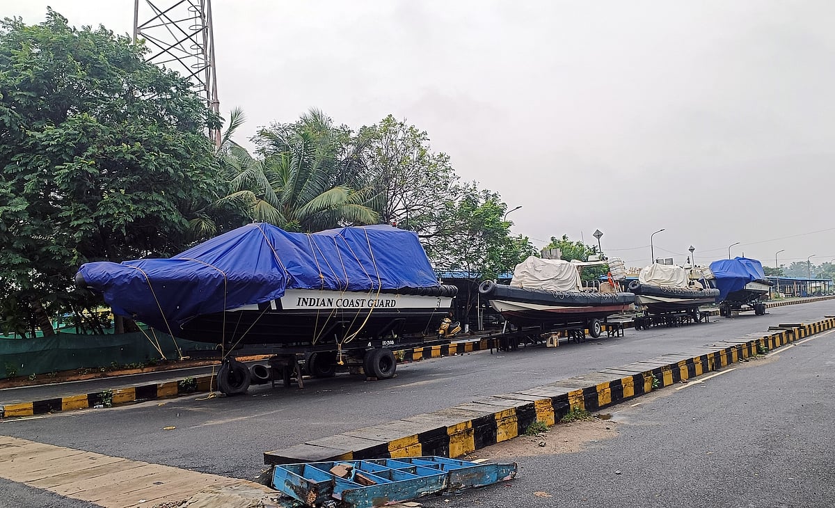  கடலோர பாதுகாப்பு படை படகுகள் பாதுகாப்பாக கரையில் நிறுத்தி வைக்கப்பட்டள்ளன
