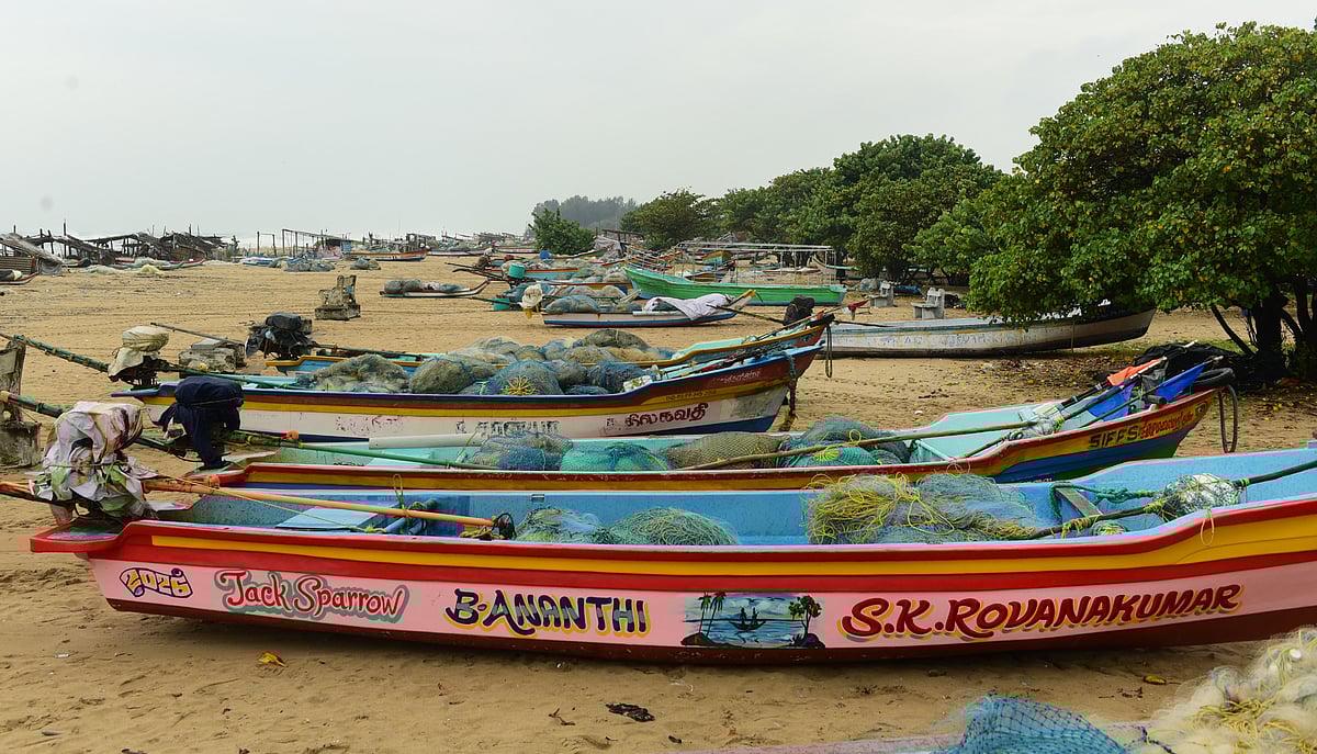 படகுகள் பாதுகாப்பாக கரையில் நிறுத்தி வைக்கப்பட்டள்ளன