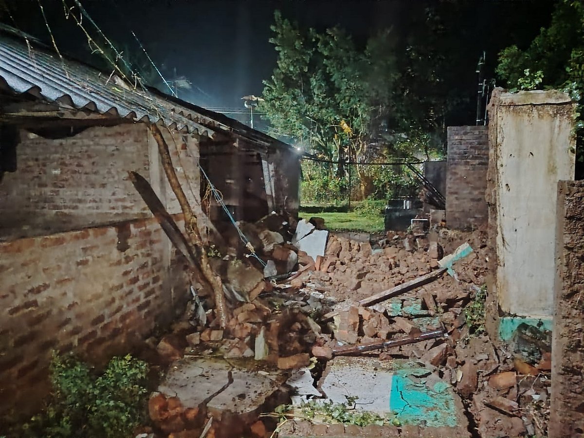 இடிந்து விழுந்த வீட்டின் சுவர்