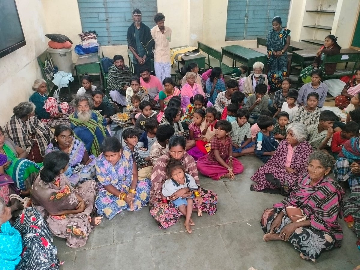 முகாமில் தங்க வைக்கப்பட்டுள்ள மக்கள்