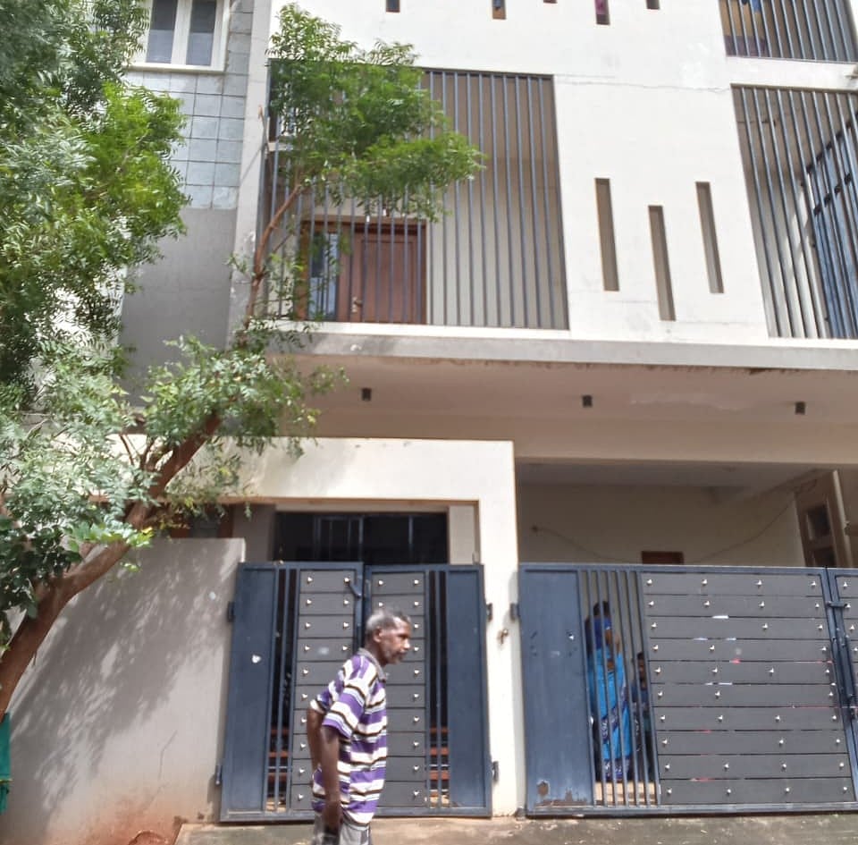 நகை கொள்ளைபோன வீடு