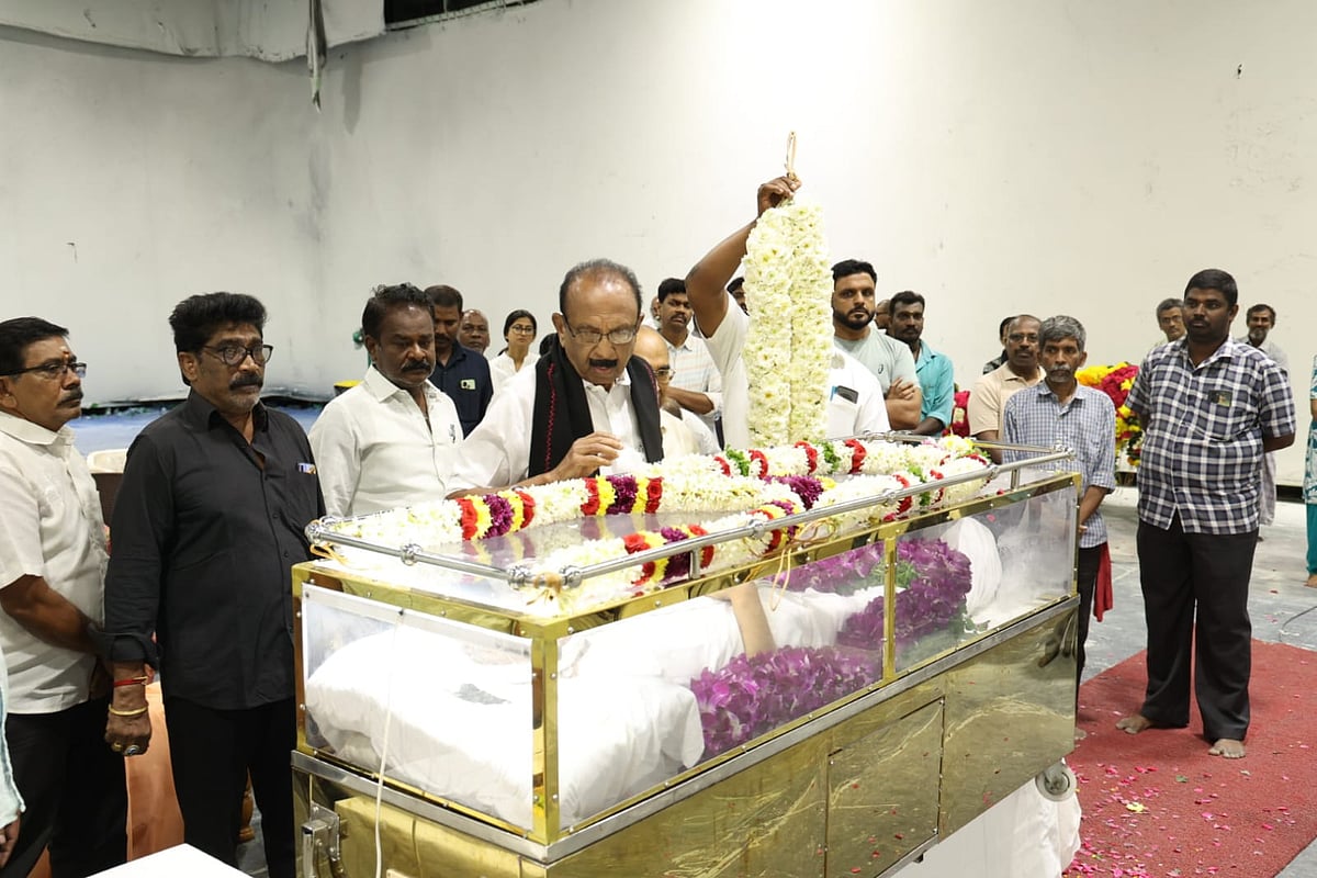 ஏ.வி.எம் சரவணன் உடலுக்கு அஞ்சலி செலுத்திய வைகோ 