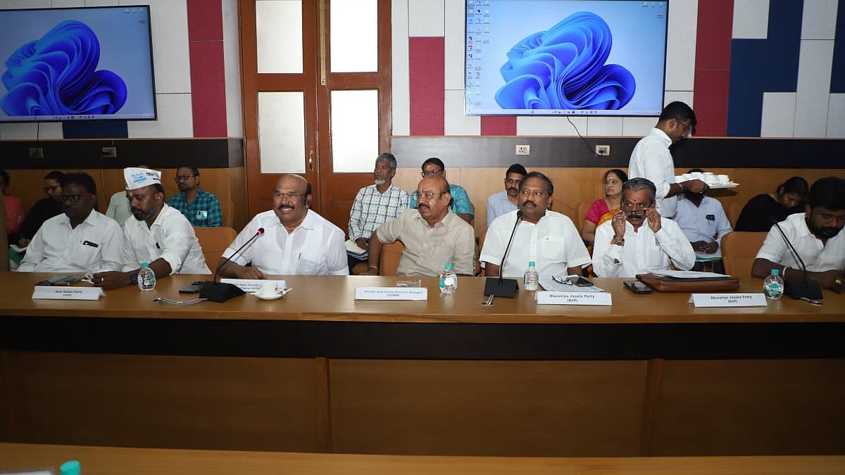 ஜெயக்குமார், கராத்தே தியாகராஜன்