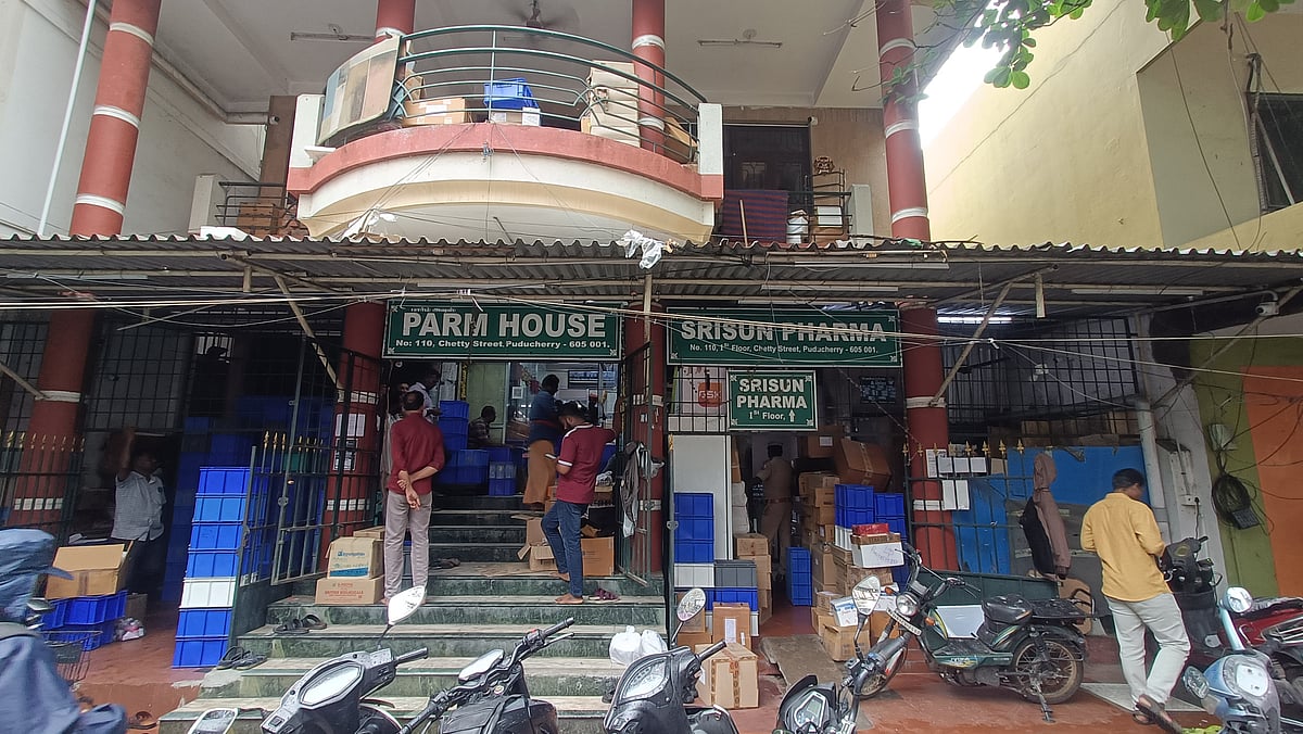 செட்டித் தெரு, மருந்து விற்பனைக் கடையில் சி.பி.சி.ஐ.டி போலீஸார் ஆய்வு