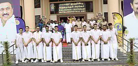 மதுரை: ஜல்லிக்கட்டு களத்தில் ஹாக்கி வீரர்கள்; பந்தாடிய காளைகள்! | Photo Album