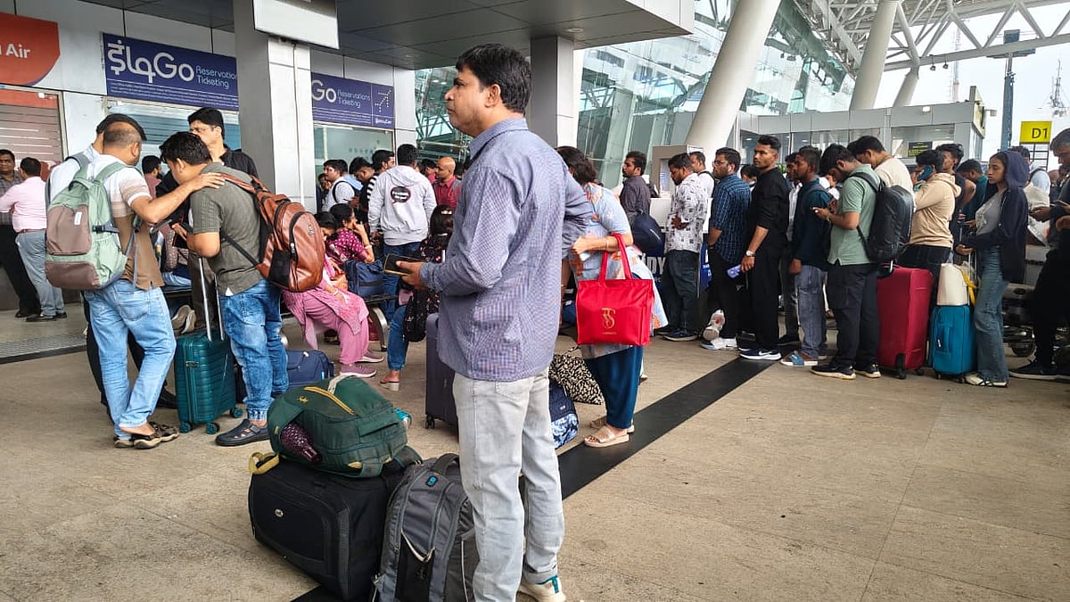 சென்னை விமான நிலையத்தில் காத்திருக்கும் பொதுமக்கள்