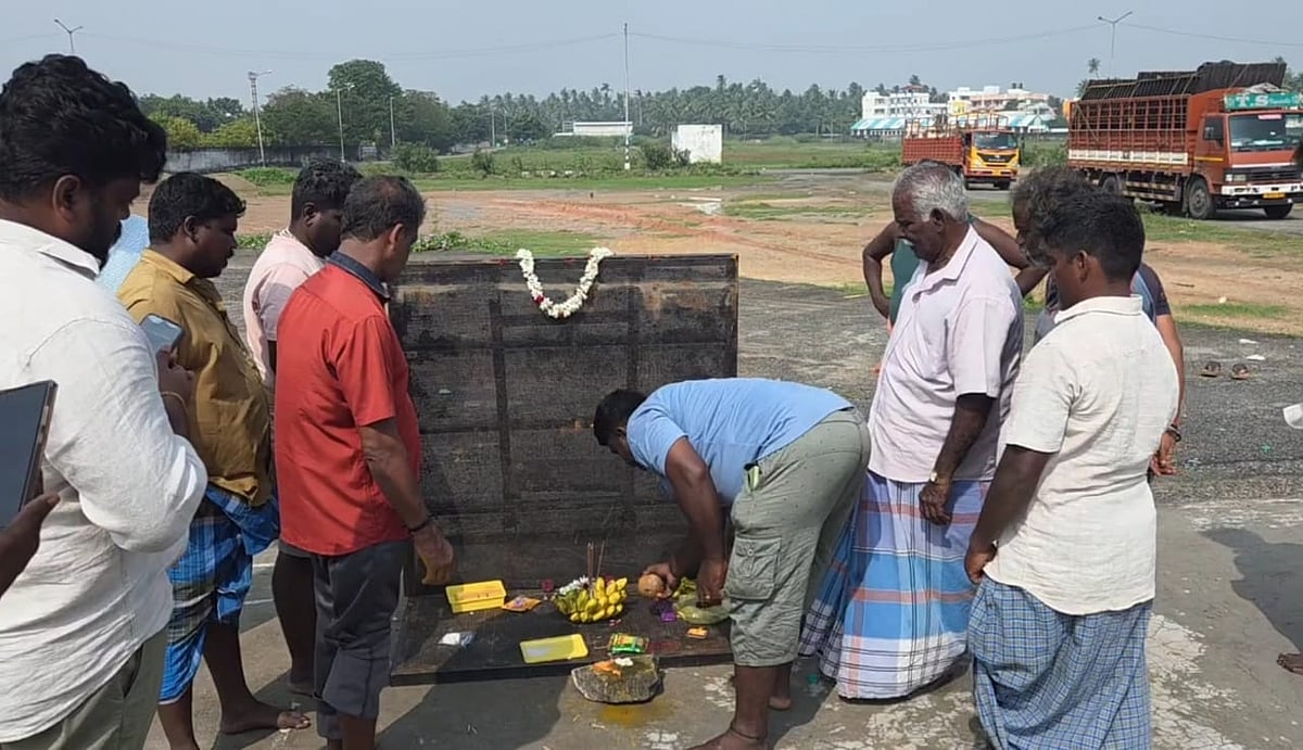 மாநாடு நடைபெறும் மைதானத்தில் பூஜை