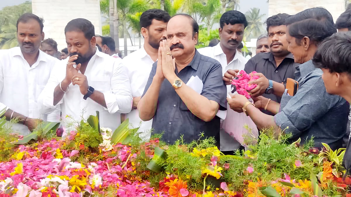 ஜெயலலிதா நினைவிடத்தில் புகழேந்தி