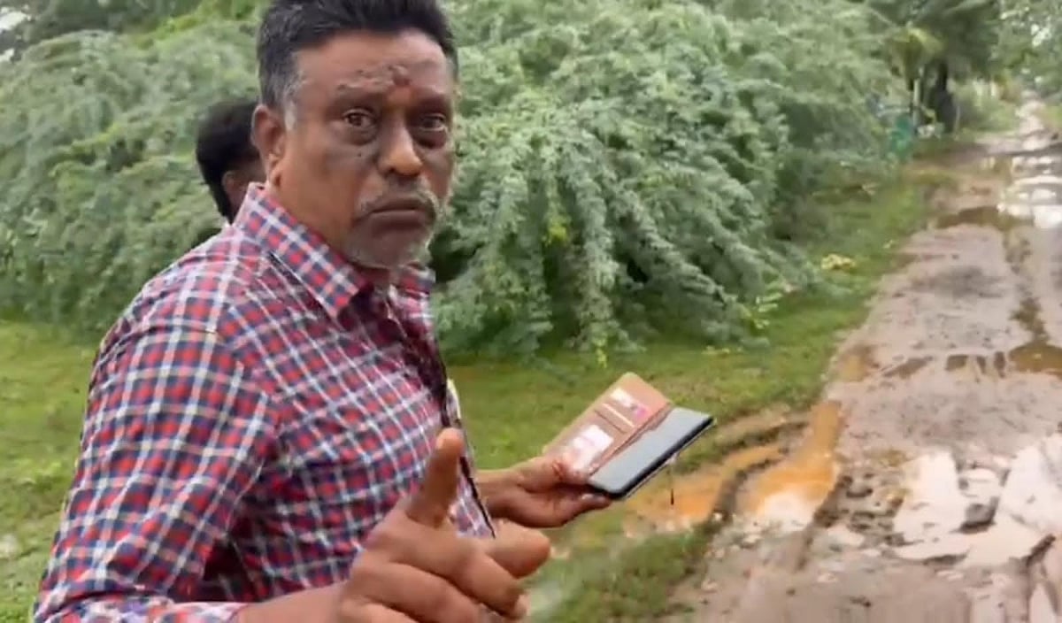 சாலையை ஆய்வு செய்த ஊராட்சி செயலர்சண்முகம்