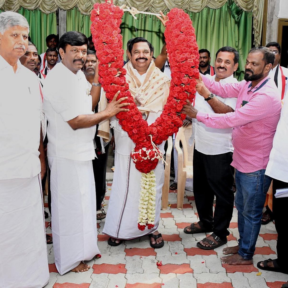 செல்வம்-எடப்பாடி பழனிசாமி