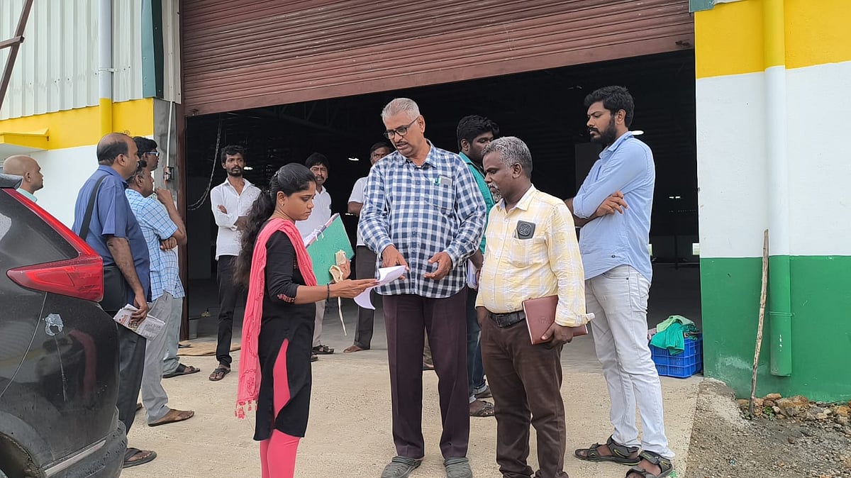 அதிகாரிகள் சோதனை