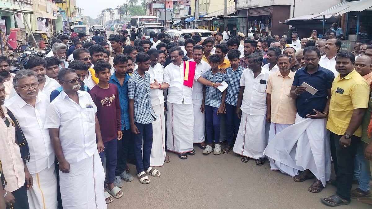 பள்ளிக்கு ஊர்வலமாக சென்ற ம.க.ஸ்டாலின்