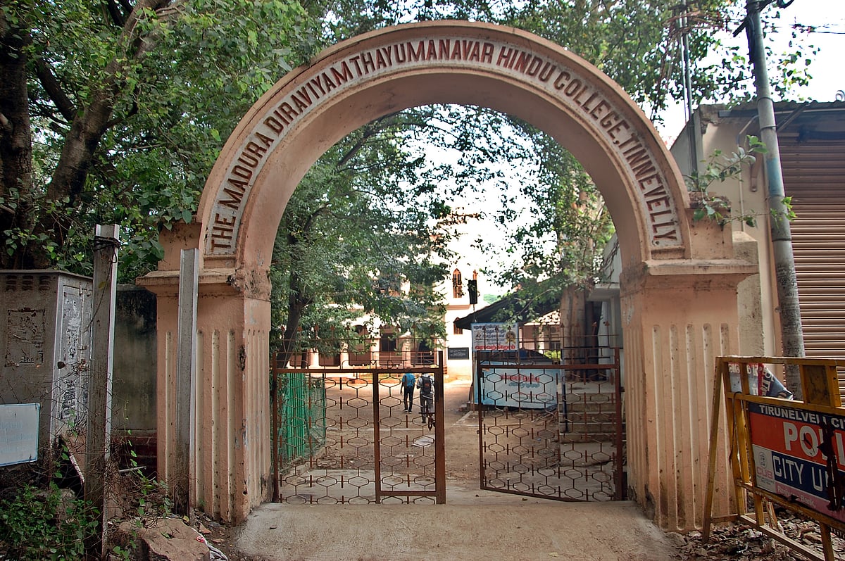 திருநெல்வேலி: மகாகவி பாரதியார் படித்த வகுப்பறையில் உறுதிமொழி எடுத்து கொண்ட பள்ளி மாணவிகள்.!