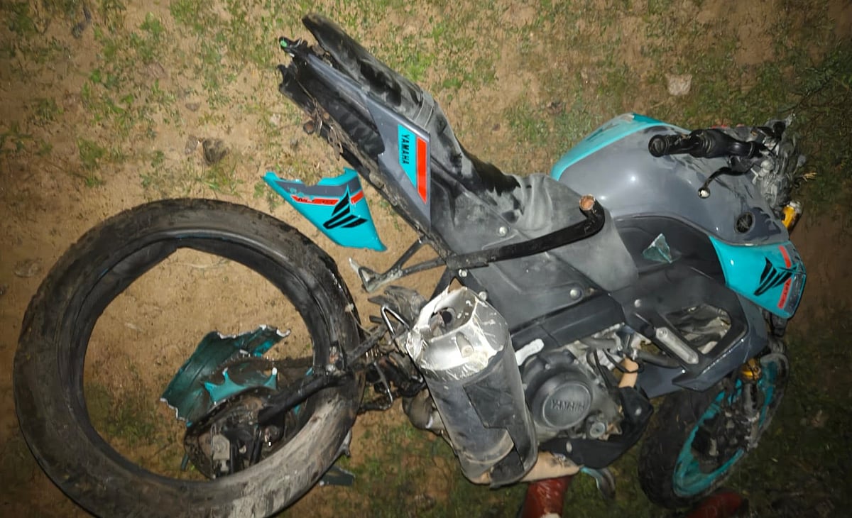 ரயில் முன் பாய்ந்த டூவீலர்