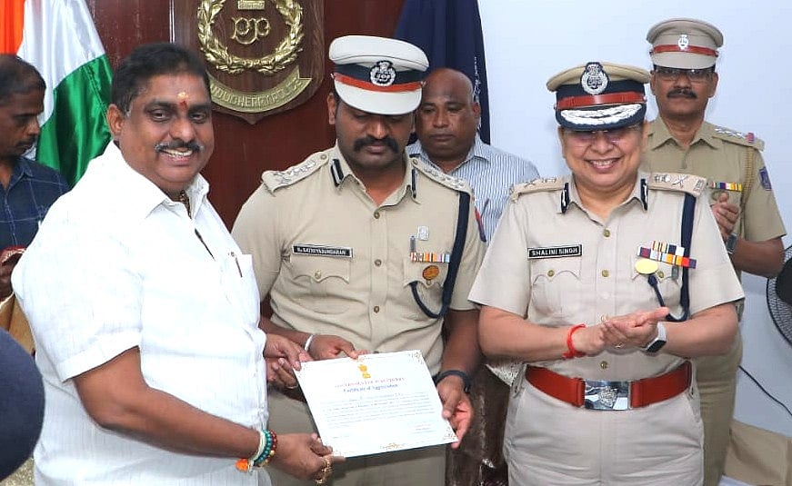 தவெக நிகழ்ச்சி பாதுகாப்பு ஏற்பாடுகளுக்காக உள்துறை அமைச்சர் நமச்சிவாயத்திடம் பாராட்டு பெறும் சத்தியசுந்தரம்