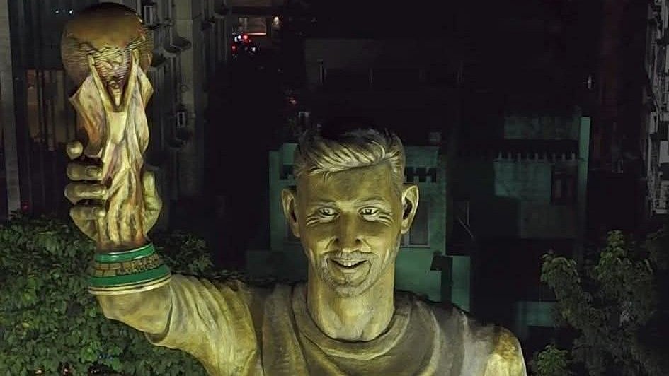 மெஸ்ஸி உருவ சிலை