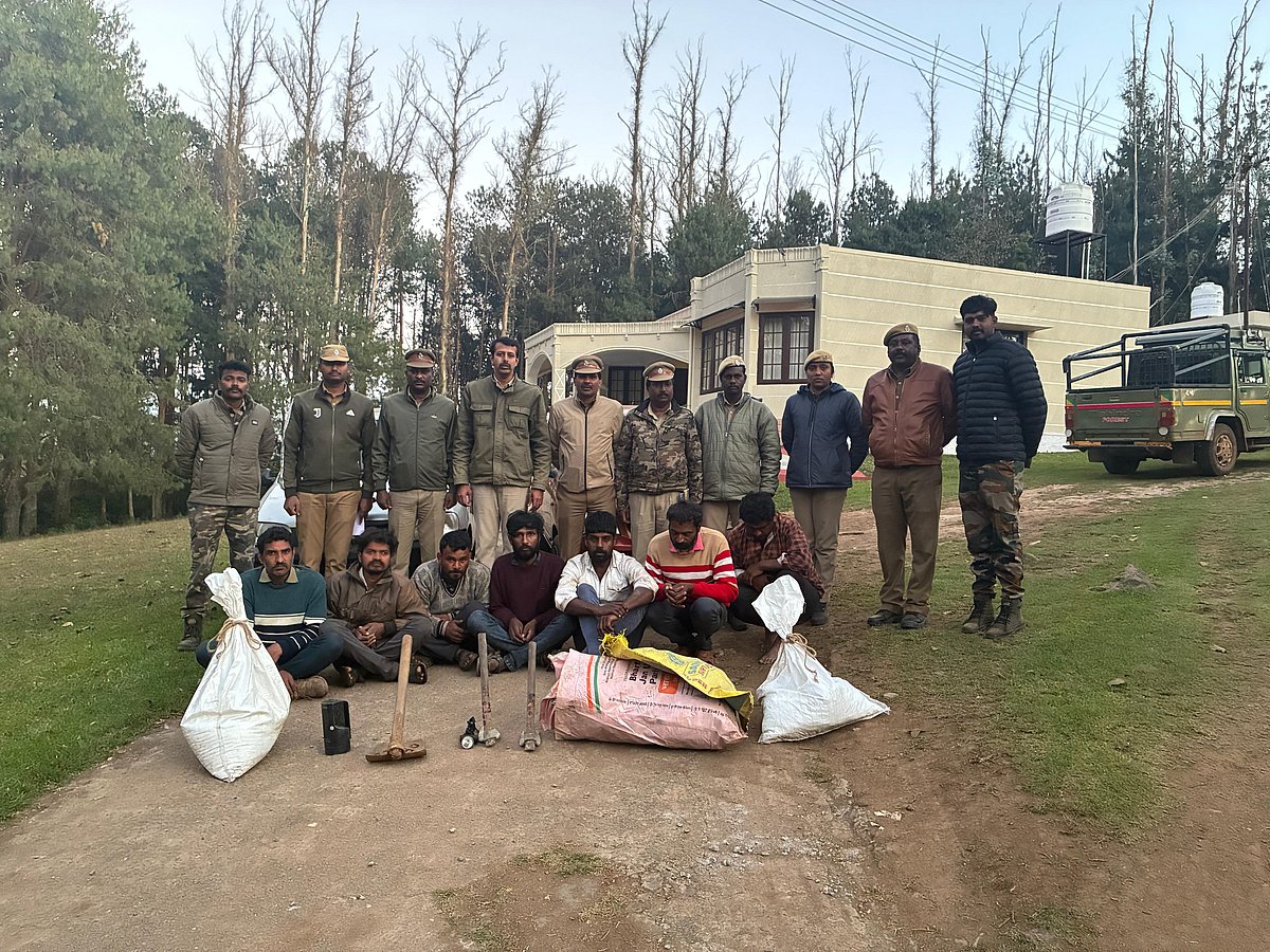 மண் திருட்டில் கைதானவர்கள்