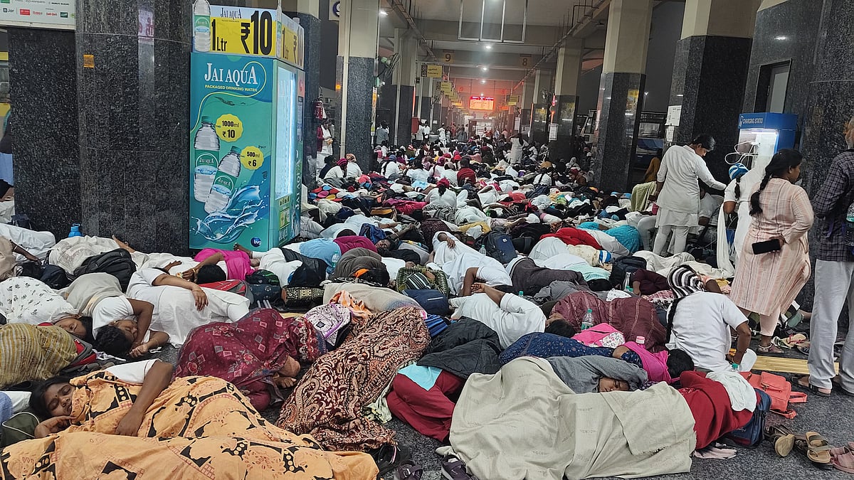 கிளாம்பாக்கம் பேருந்து நிலையத்தில் செவிலியர்கள்