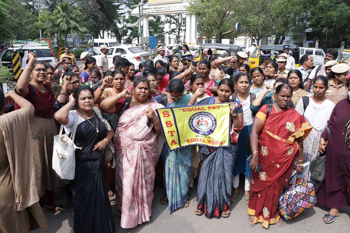 ஆசிரியர்கள் கைது