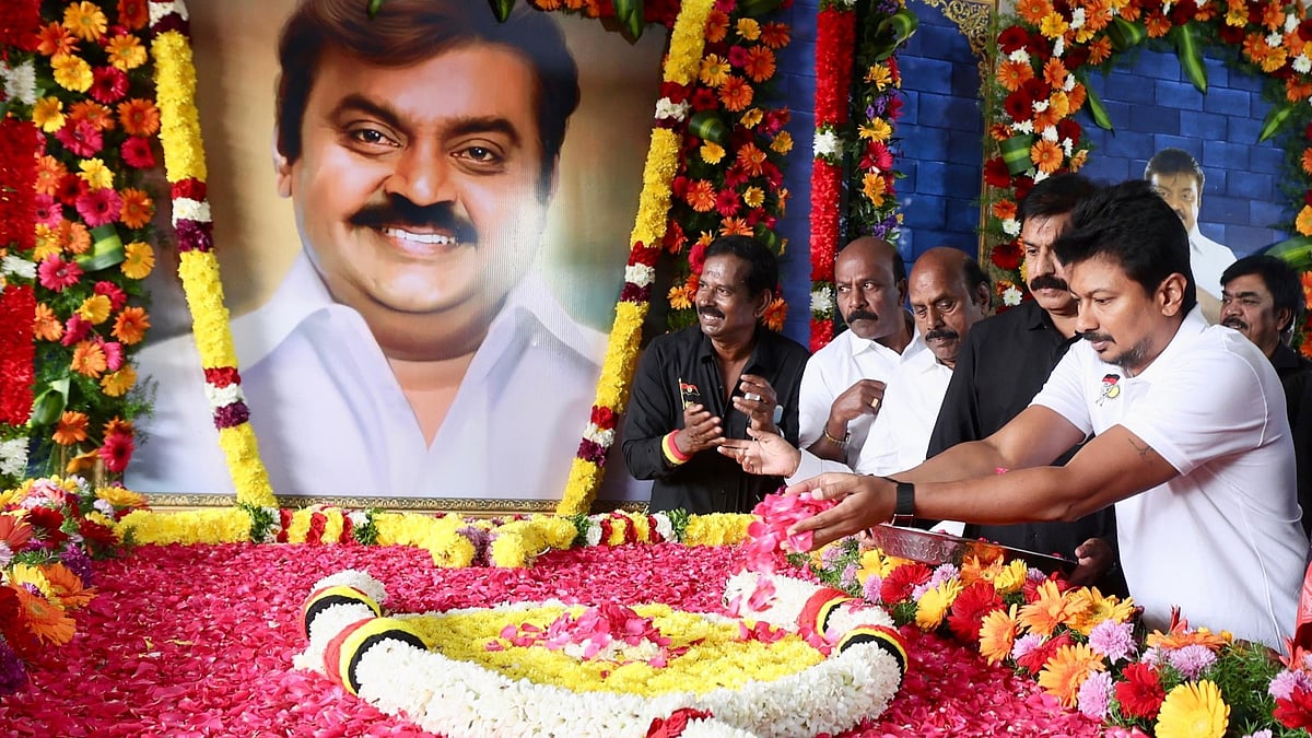 மரியாதை செலுத்தும் உதயநிதி ஸ்டாலின்