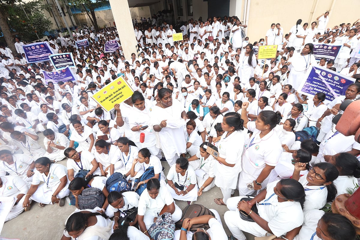 இடைநிலை சுகாதாரப் பணியாளர்கள்