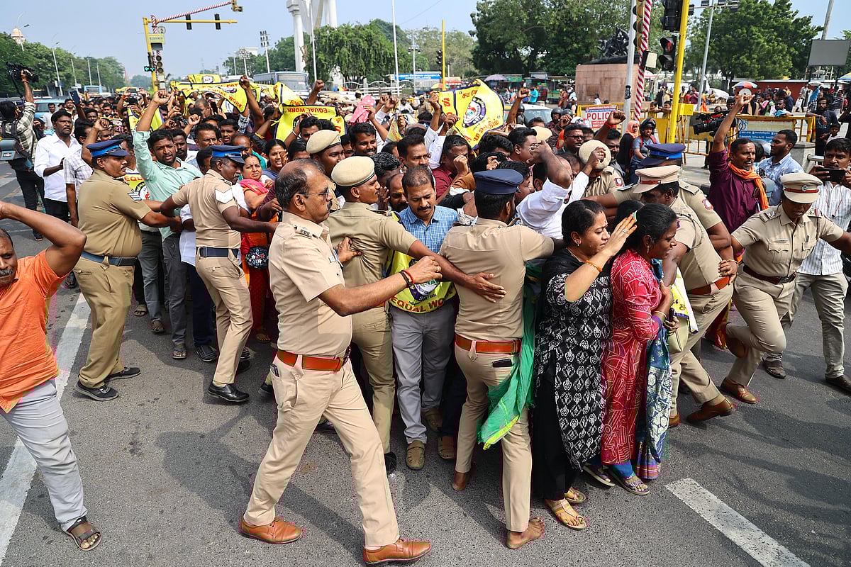 இடைநிலை ஆசிரியர்கள் போராட்டம்