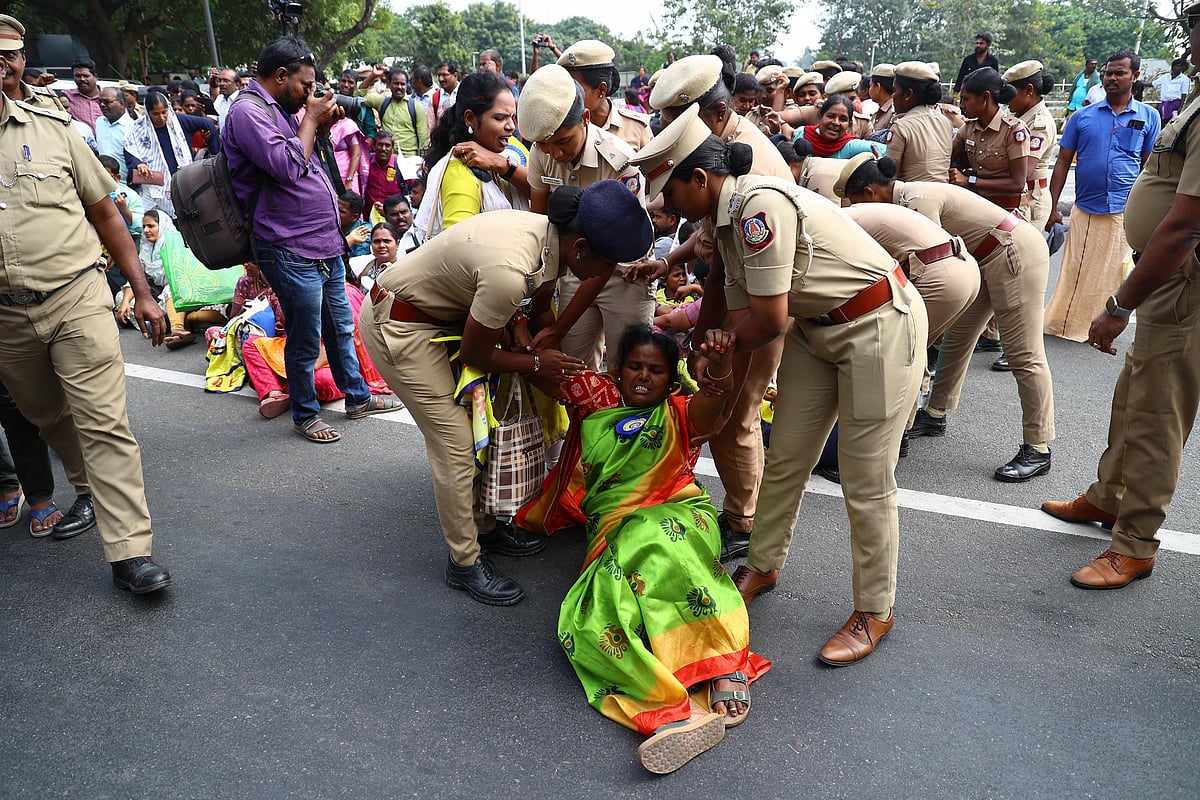 இடைநிலை ஆசிரியர்கள்