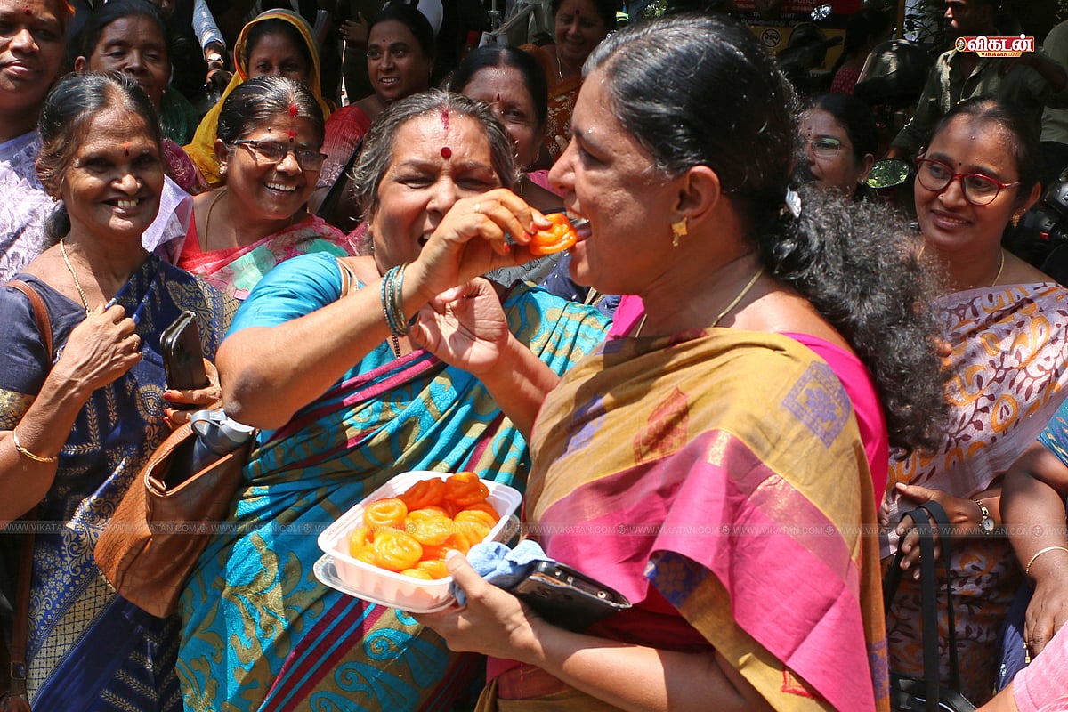 மே 2025 - பொள்ளாச்சி பாலியல் வழக்கில் தீர்ப்பு வந்ததும் நீதிமன்ற வளாகத்தில் மாதர் சங்கத்தினர் கொண்டாட்டம்