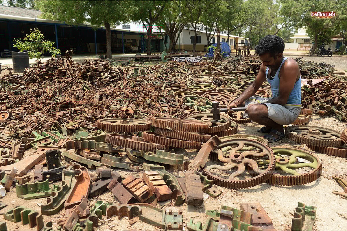 ஏப்ரல் 2025 - விசைத்தறி உரிமையாளர்கள் சிலர் தங்களின் விசைத்தறி பாகங்களை உடைத்து போராட்டத்தில் ஈடுபட்டனர்