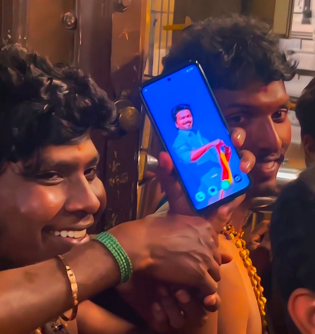 திருச்செந்தூர் கோயிலுக்குள்  தவெக-விற்கு அரோகரா கோஷம் ;  கோயிலா... பிரசார இடமா?- பக்தர்கள் ஆதங்கம்!