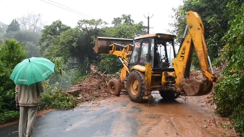 நீலகிரி: குன்னூரில் 215 மி.மீ, கோத்தகிரியில்‌ 114 மி.மீ; இரவோடு இரவாகக் கொட்டித் தீர்த்த கனமழை!