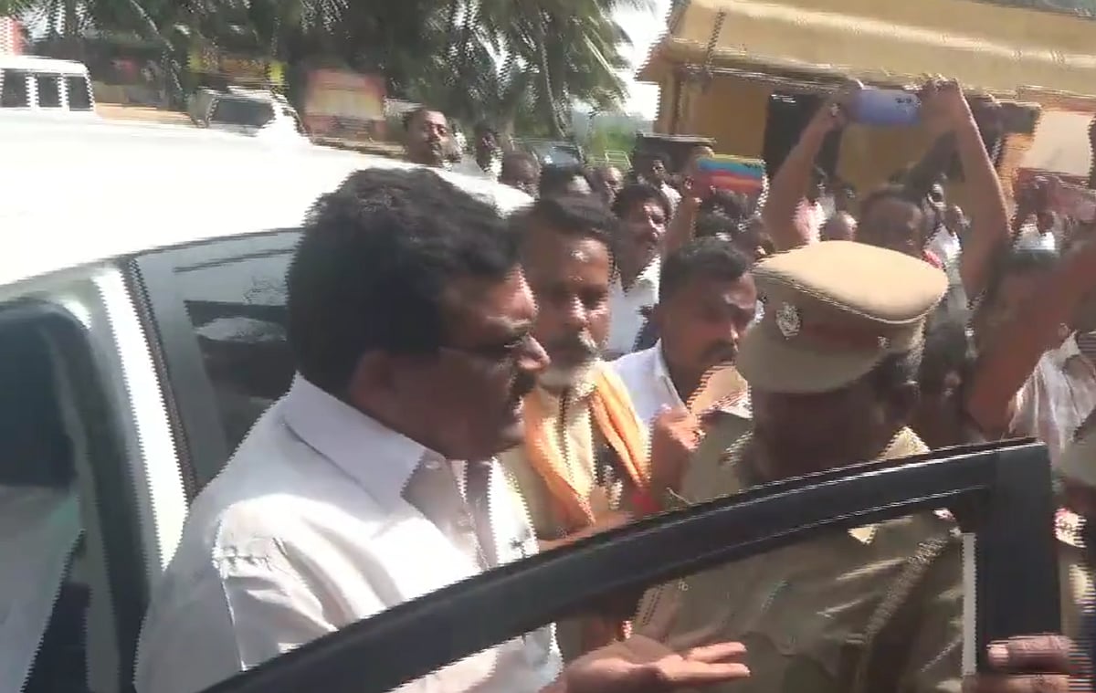 வாக்குவாதத்தில் ஈடுப்பட்ட எம்பி தங்க தமிழ்ச்செல்வன்