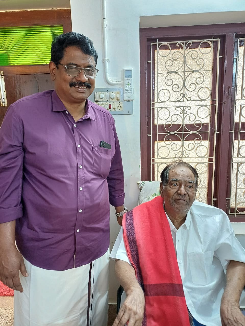 மகன் அண்ணாவுடன் எல்.கணேசன்