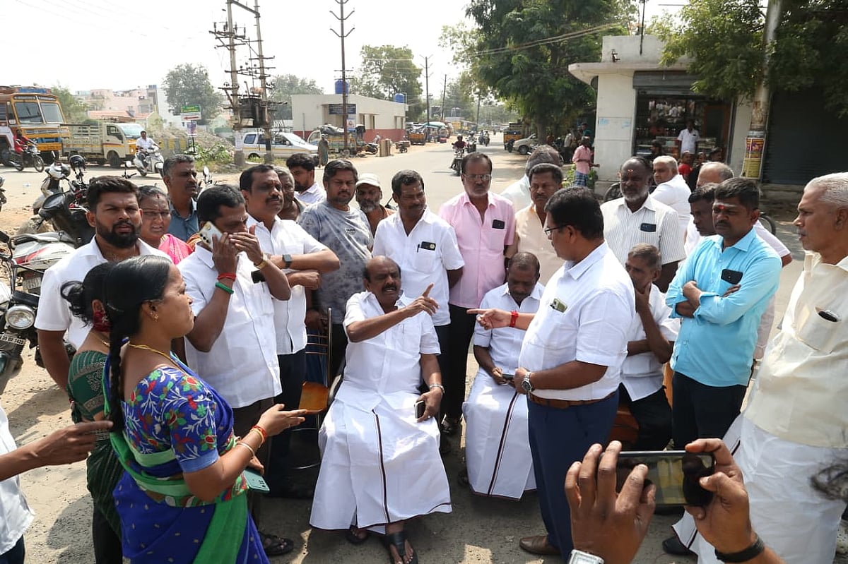 `மாதக்கணக்கில் குப்பை அள்ளவில்லை; எல்லாம் ஓரளவுக்குத்தான்! - போராட்டக் களத்தில் ஆளுங்கட்சி எம்எல்ஏ