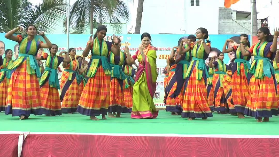 ஈரோடு: வள்ளி கும்மி ஆடிய விவசாயத்துறை அமைச்சர் சிவ்ராஜ் சிங் மற்றும் குஷ்பு! | Photo Album