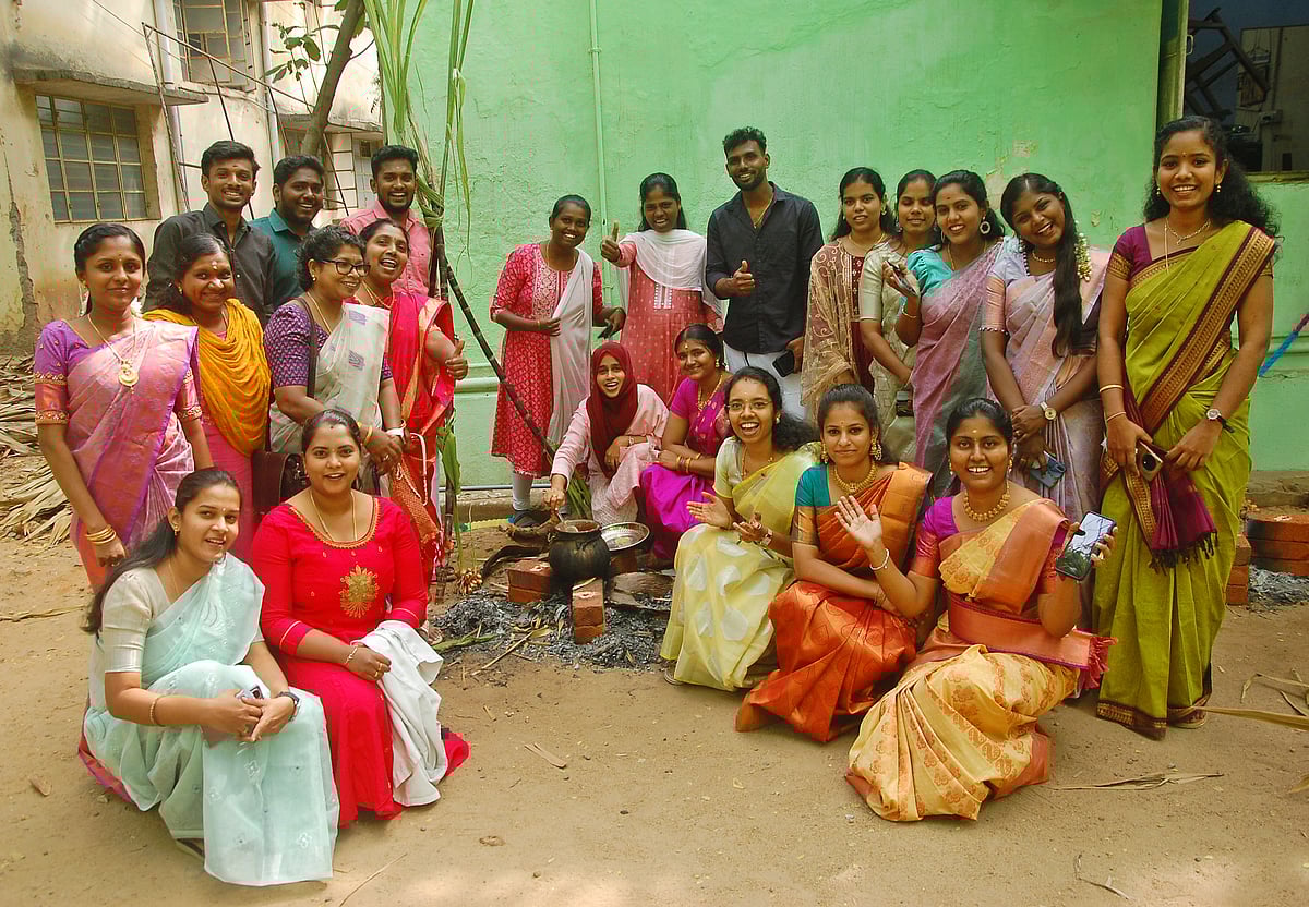 திருநெல்வேலி: அரசு சித்த மருத்துவக் கல்லூரி மாணவ-மாணவியர்களின் உற்சாக பொங்கல் விழா கொண்டாட்டம் .!