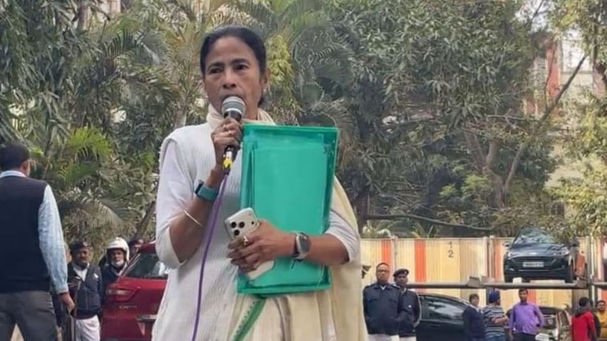 சோதனையின்போது உள்ளே நுழைந்த மம்தா; ஆவணங்களைக் கைப்பற்றியதாக குற்றம்சாட்டும் ED - நடந்தது என்ன?